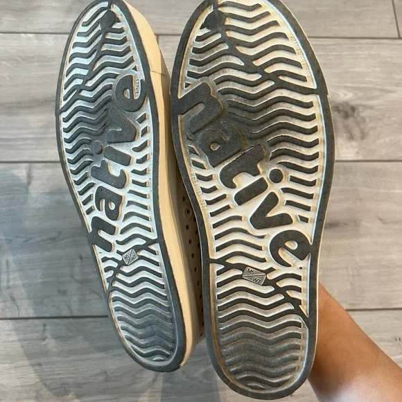 Native Women’s 7 - Picture 2 of 3